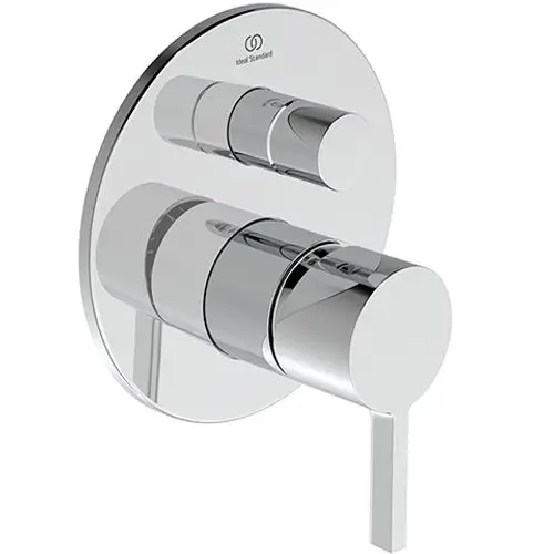 Chromfarbene Wandarmatur von Ideal Standard mit zwei Steuerknöpfen und einem Hebel zur Regulierung von Temperatur und Wasserfluss.